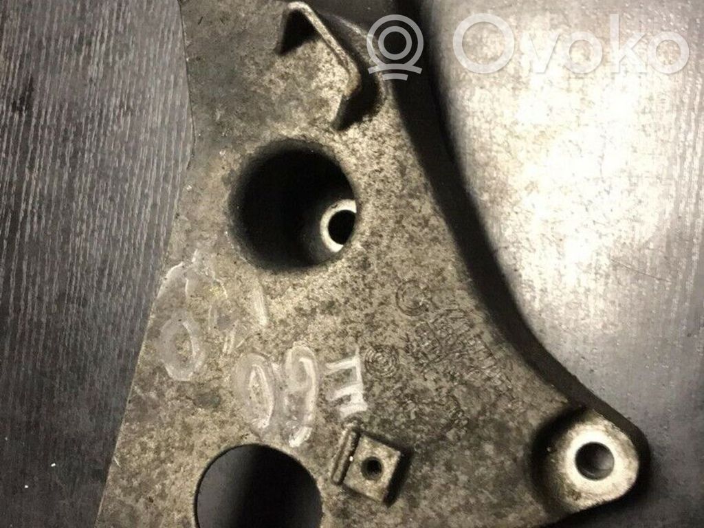 Engine mounting bracket   6777053
