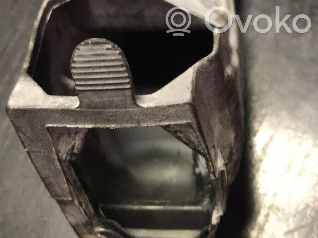BMW 5 E39 Takaoven pidätin 