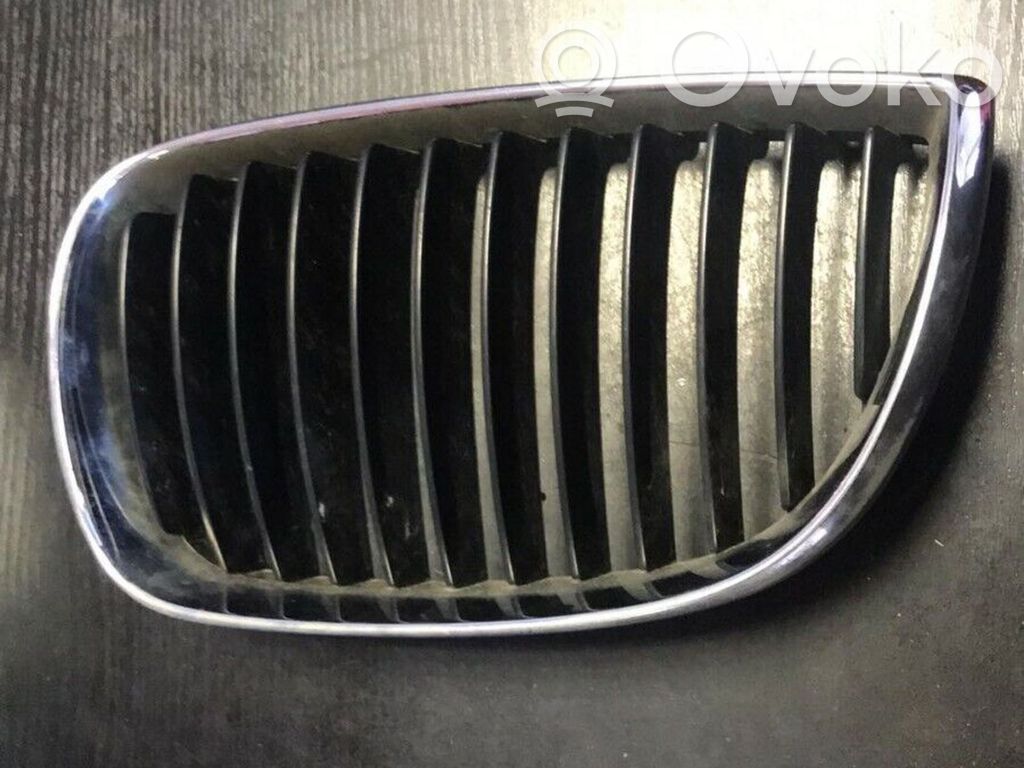 BMW 1 E81 E87 Grotelės viršutinės 