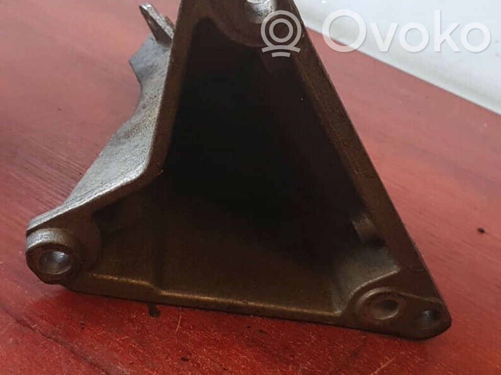 Volkswagen PASSAT B5.5 Engine mounting bracket 