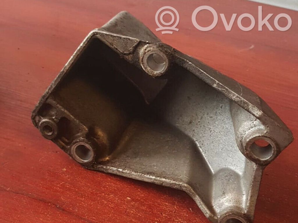 Volkswagen PASSAT B5 Engine mounting bracket 