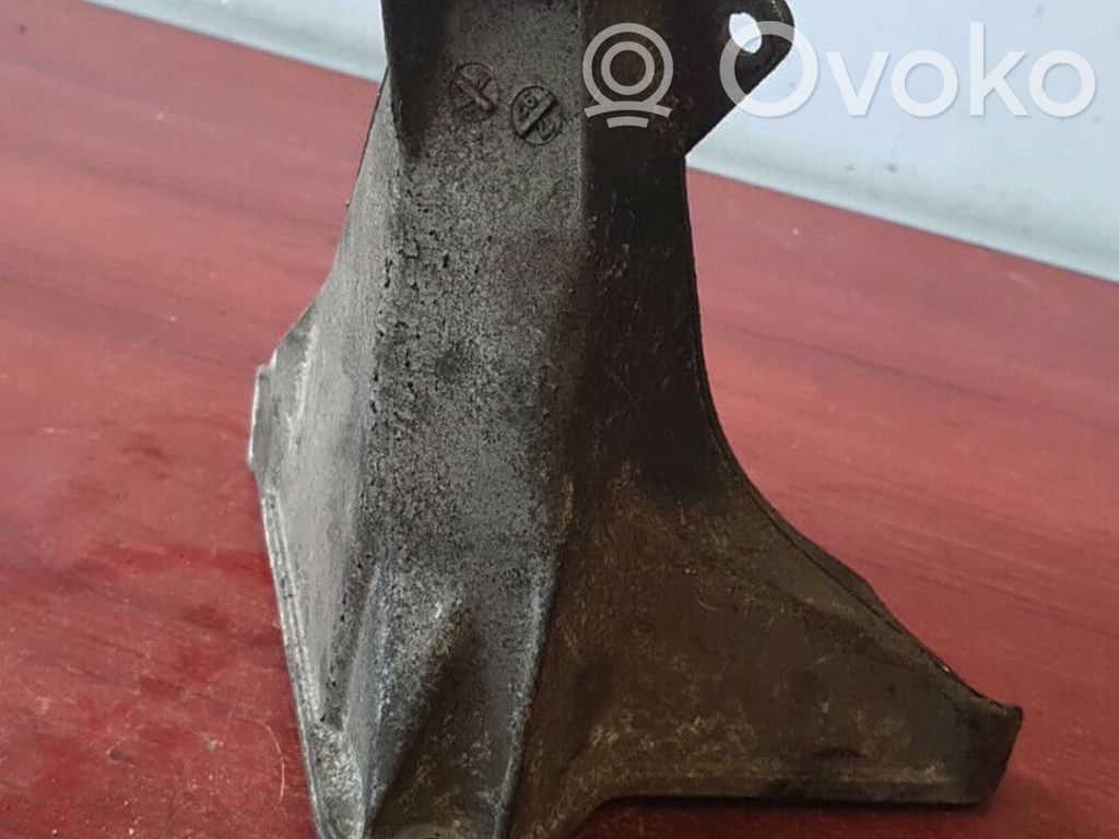 Volkswagen PASSAT B5 Engine mounting bracket 