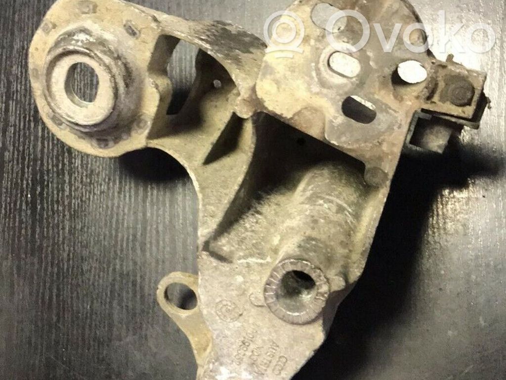 Volkswagen PASSAT B5 Engine mounting bracket 
