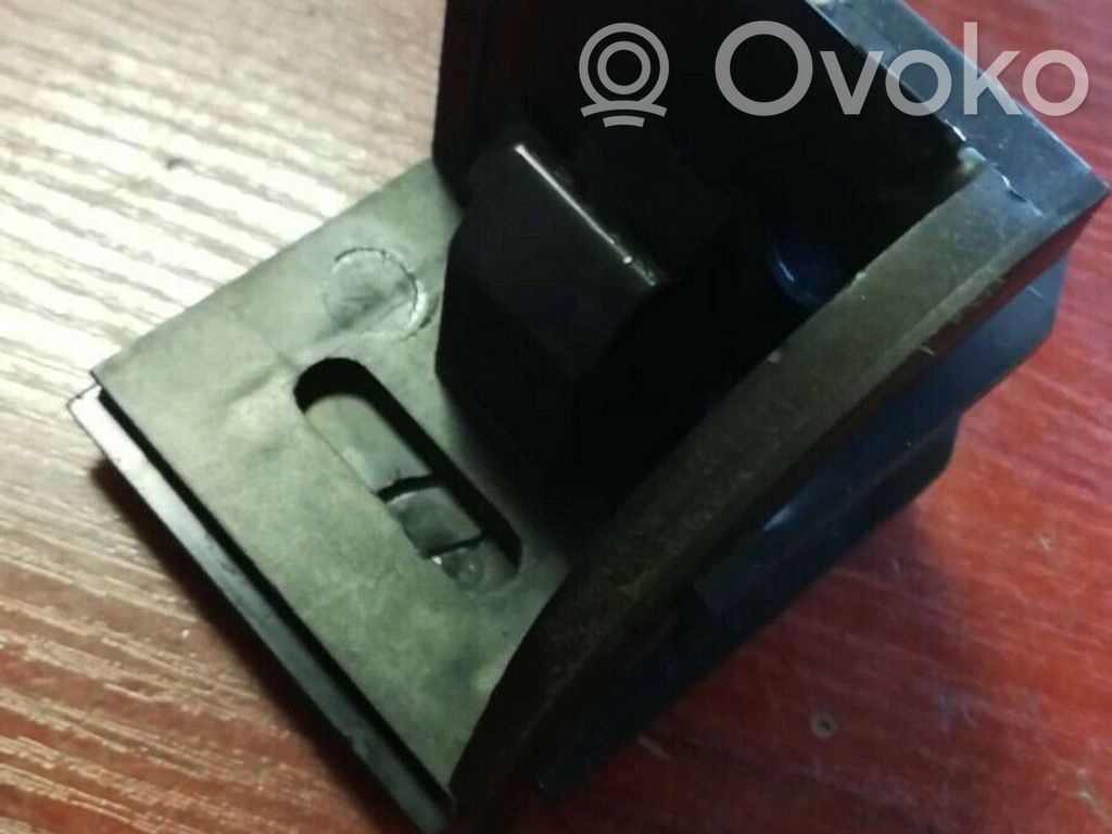 Parcel shelf load cover mount bracket   7026709