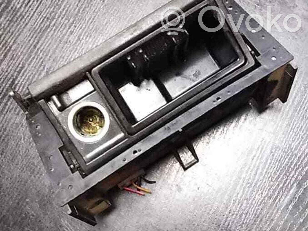 Mercedes-Benz C W203 Auton tuhkakuppi 