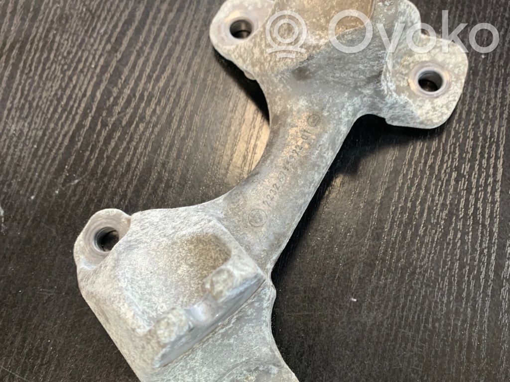 Gearbox mounting bracket   6795972