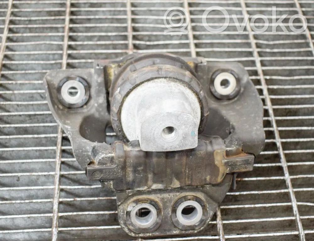 Volvo XC90 Engine mount bracket 