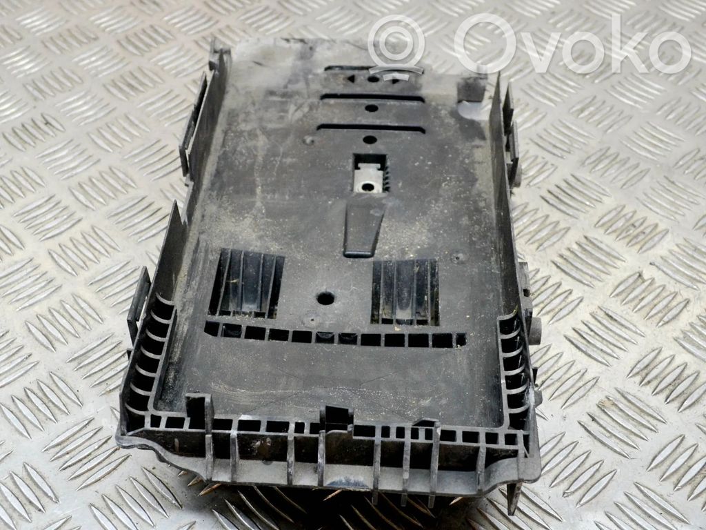 Ford Mondeo MK IV Akkulaatikon alusta 