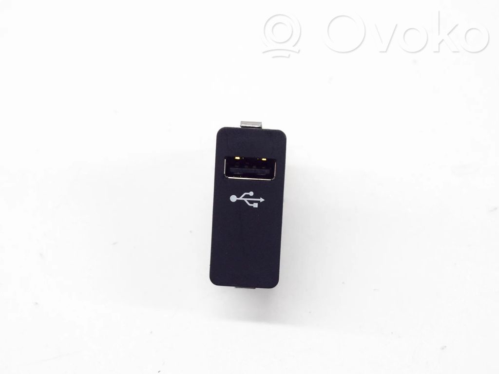 BMW i3 Enchufe conector entrada auxiliar 