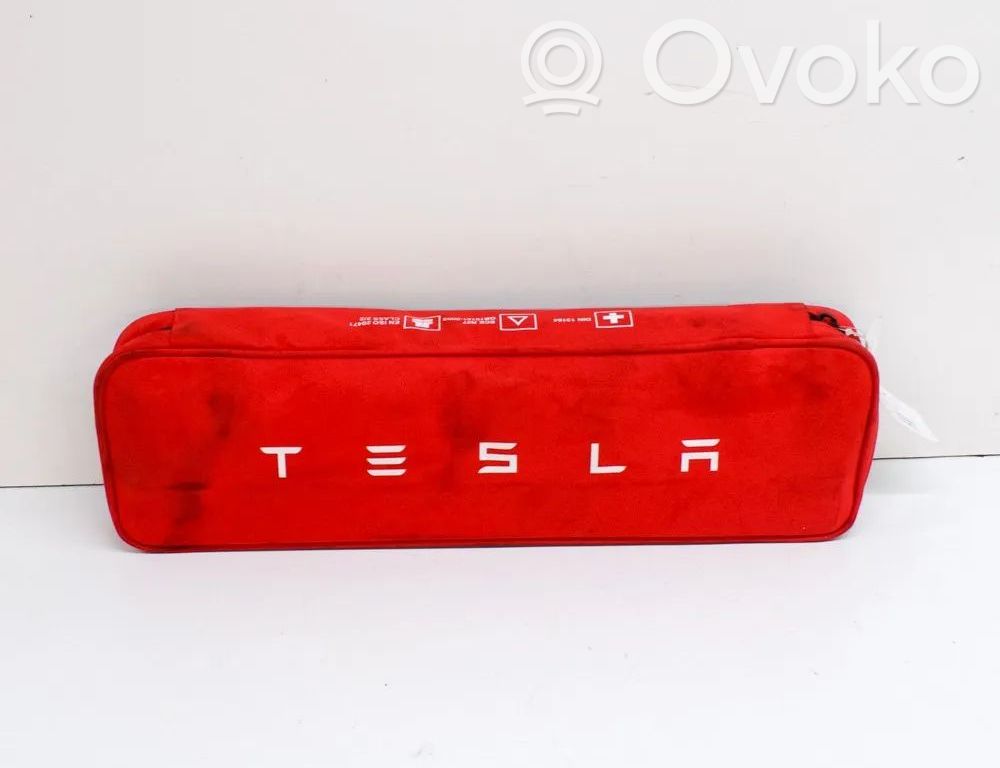 Tesla Model 3 Vaistinėlė 