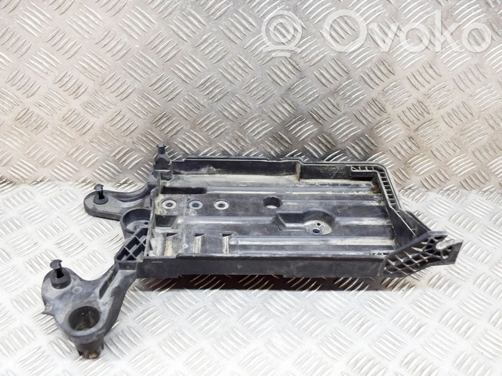Volkswagen PASSAT B8 Akkulaatikon alusta 