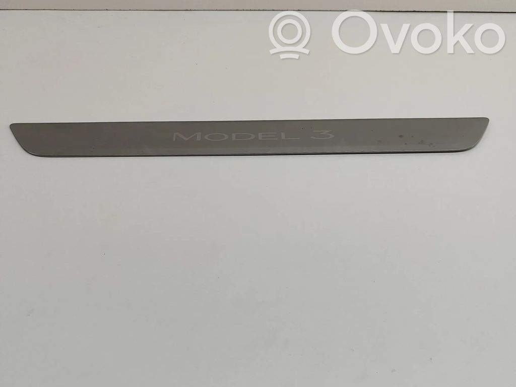 Tesla Model 3 Copertura del rivestimento del sottoporta anteriore 