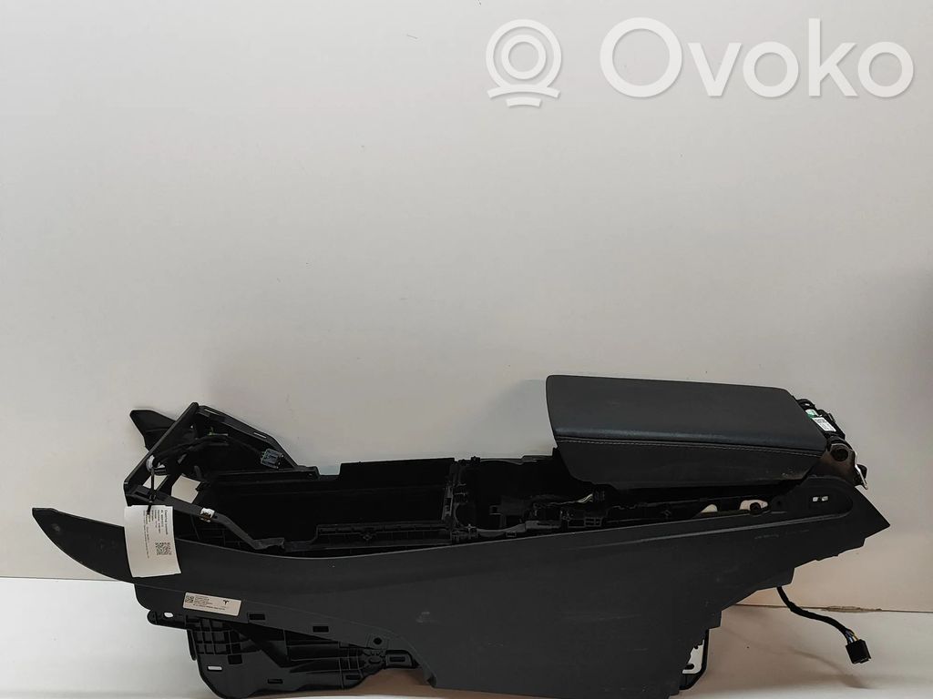 Tesla Model Y Centrinė konsolė 