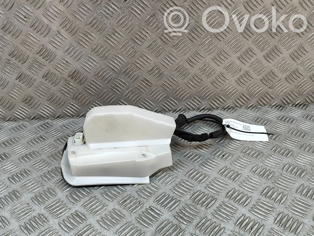 Tesla Model Y Priekšpusē slēdzene 