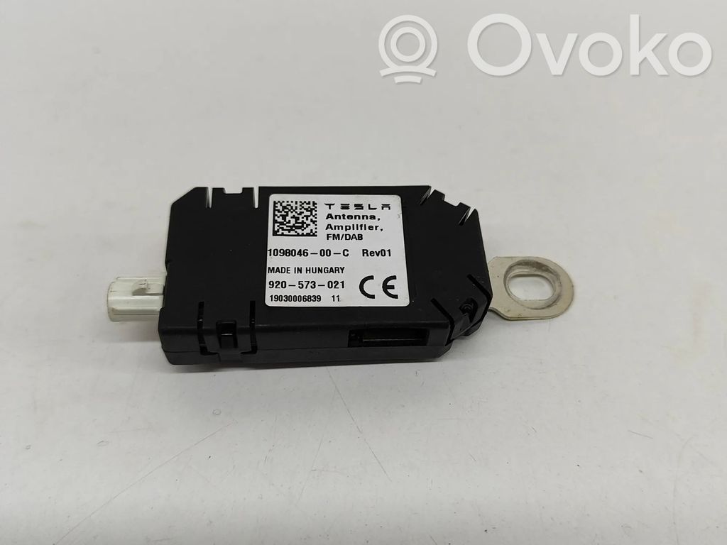 Tesla Model 3 Pystyantennivahvistin 