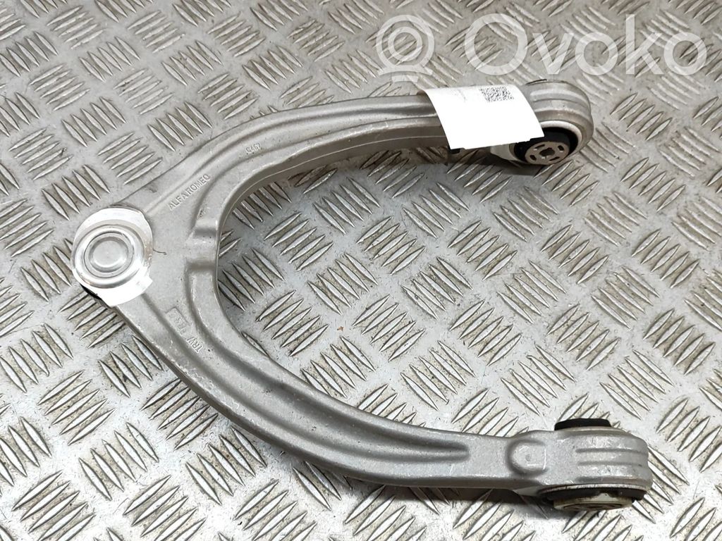 Alfa Romeo Stelvio Basculă superioară față 