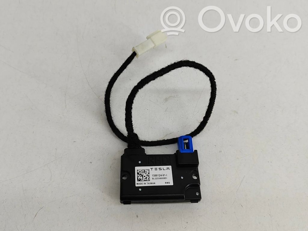 Tesla Model Y Windshield/windscreen camera 