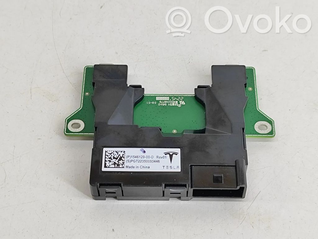 Tesla Model Y Enchufe conector USB 