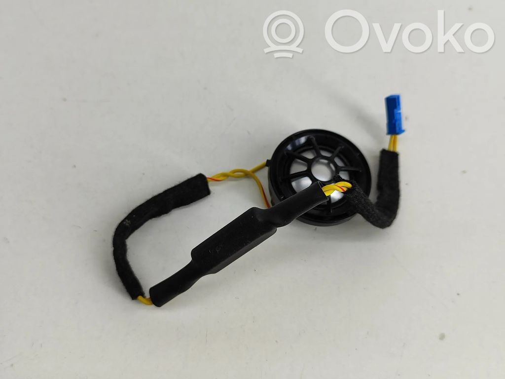 BMW i3 Takaoven kaiutin 