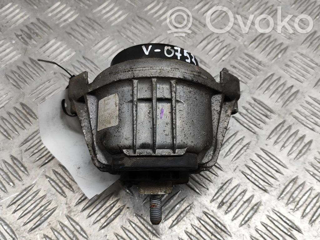 Supporto di montaggio del motore   6768800