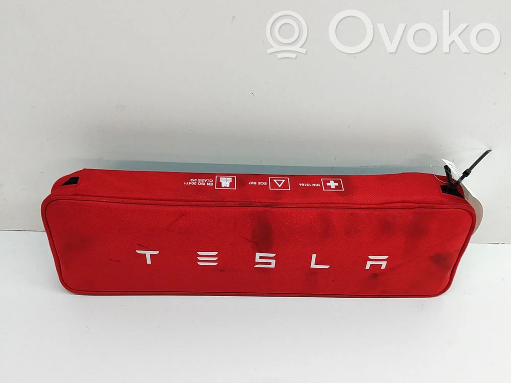 Tesla Model 3 Vaistinėlė 
