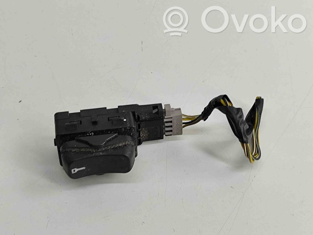 Central locking switch button   4617593