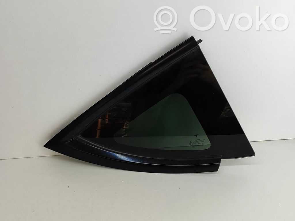 Tesla Model Y Geam lateral spate 