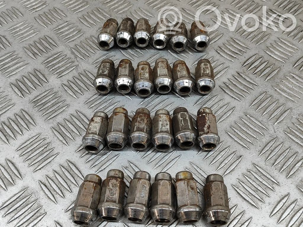 Hyundai H-1, Starex, Satellite Tuercas/tornillos 