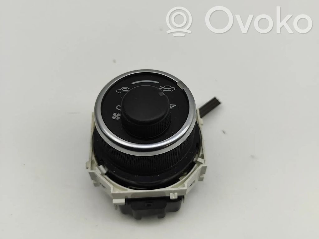 Toyota Yaris Interior fan control switch 