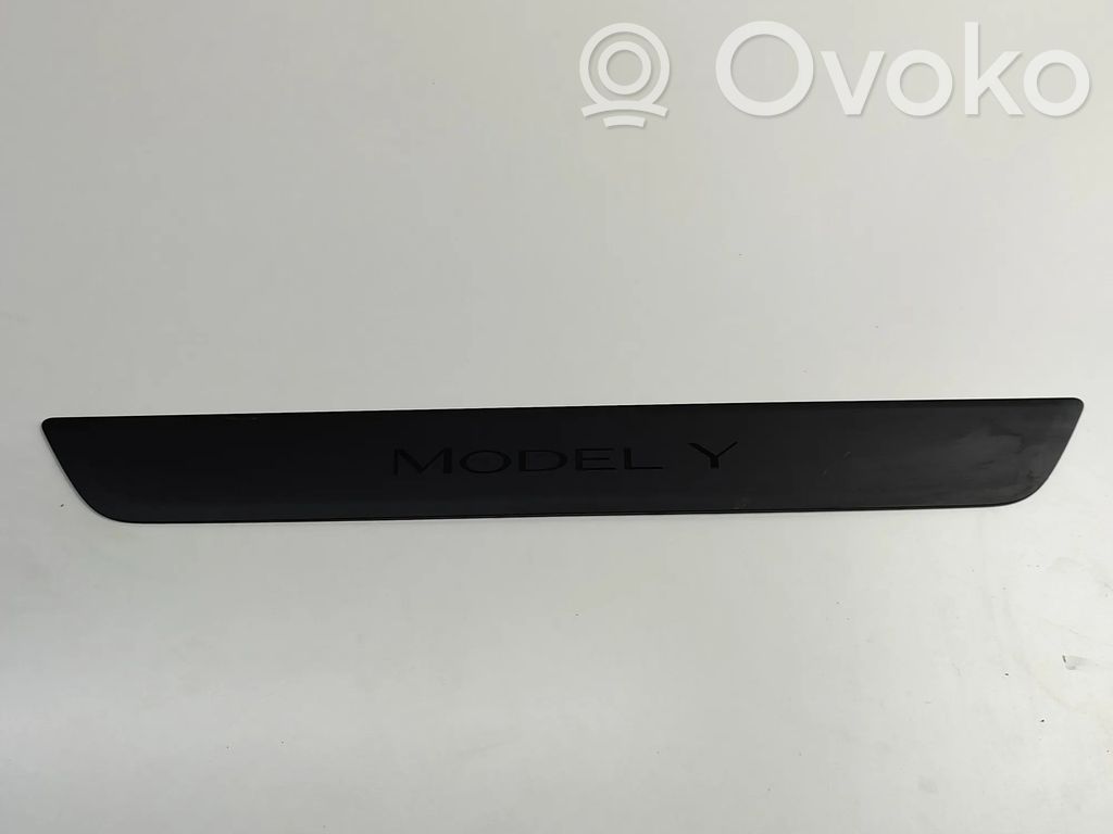 Tesla Model Y Rivestimento montante (A)