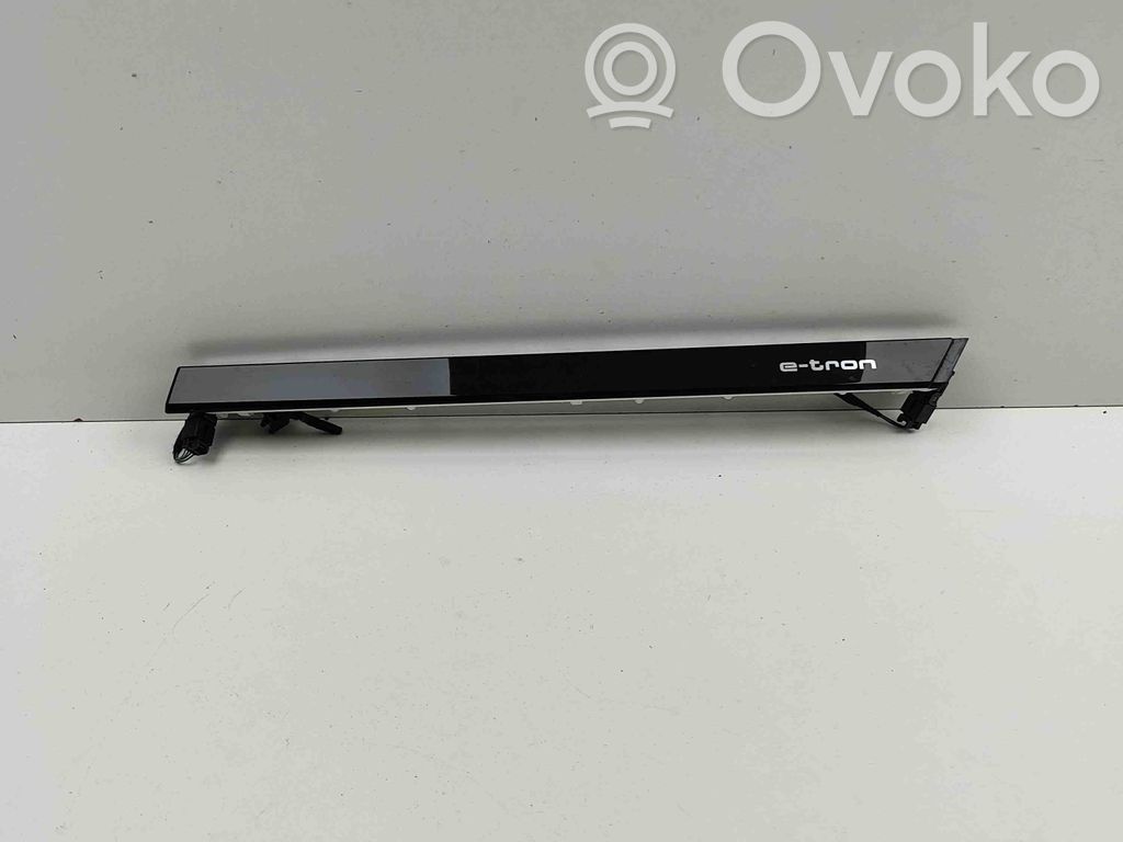 Audi Q8 Moldura de la guantera 