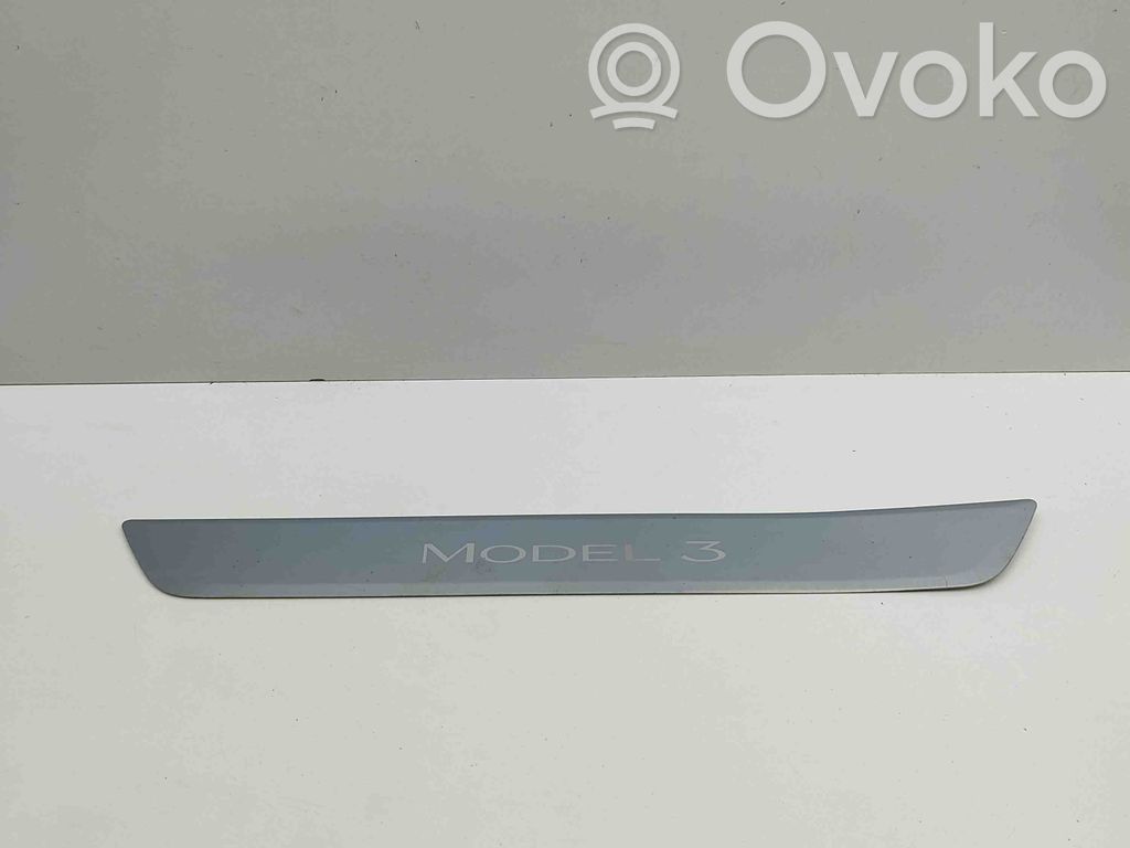 Tesla Model 3 Capac prag față 