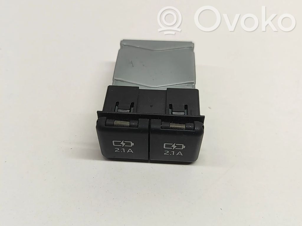 Toyota RAV 4 (XA50) Enchufe conector USB 