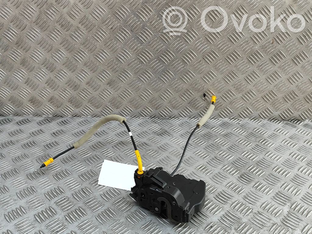 Jeep Avenger Takaoven lukko