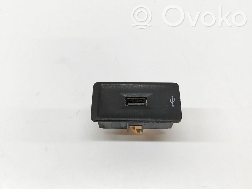 Volkswagen Caddy Gniazdo / Złącze USB 