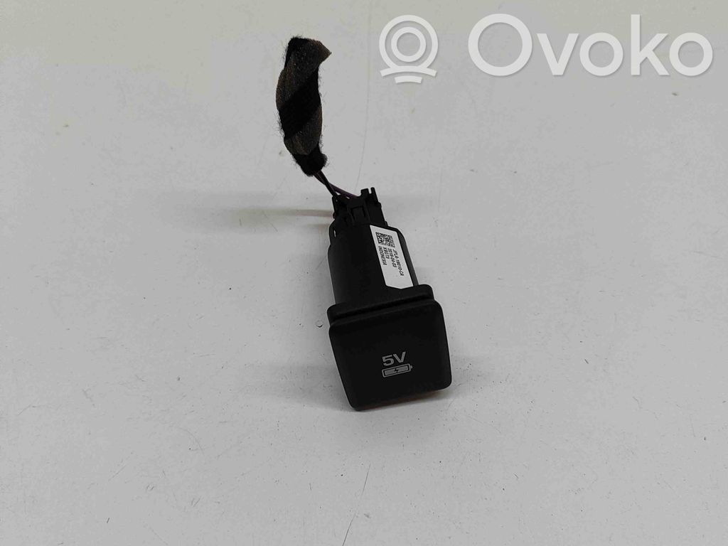 Jaguar I-Pace USB socket connector 