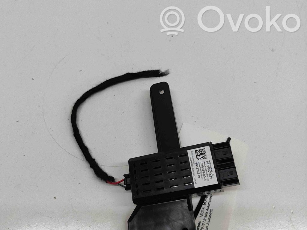 Tesla Model S USB-pistokeliitin 