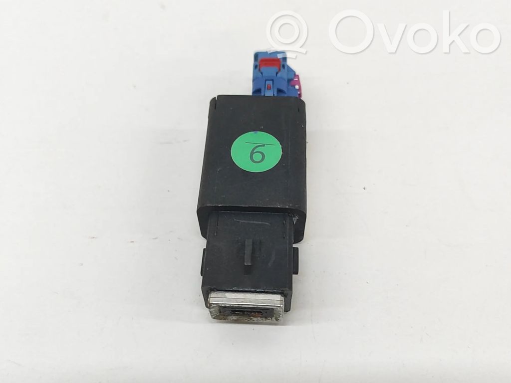 Peugeot 408 II Gniazdo / Złącze USB 