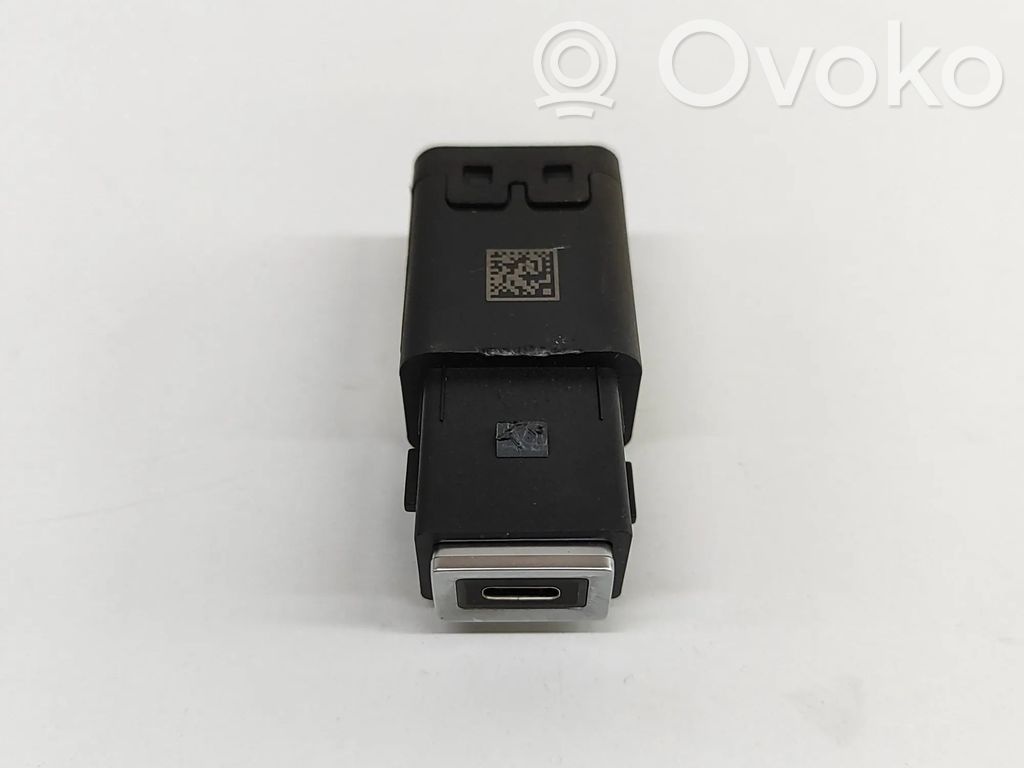 Peugeot 2008 II Gniazdo / Złącze USB 