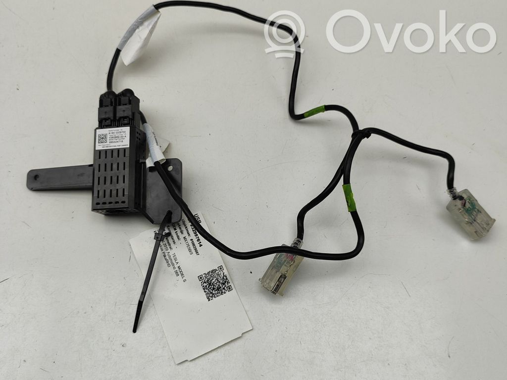 Tesla Model S USB-pistokeliitin 