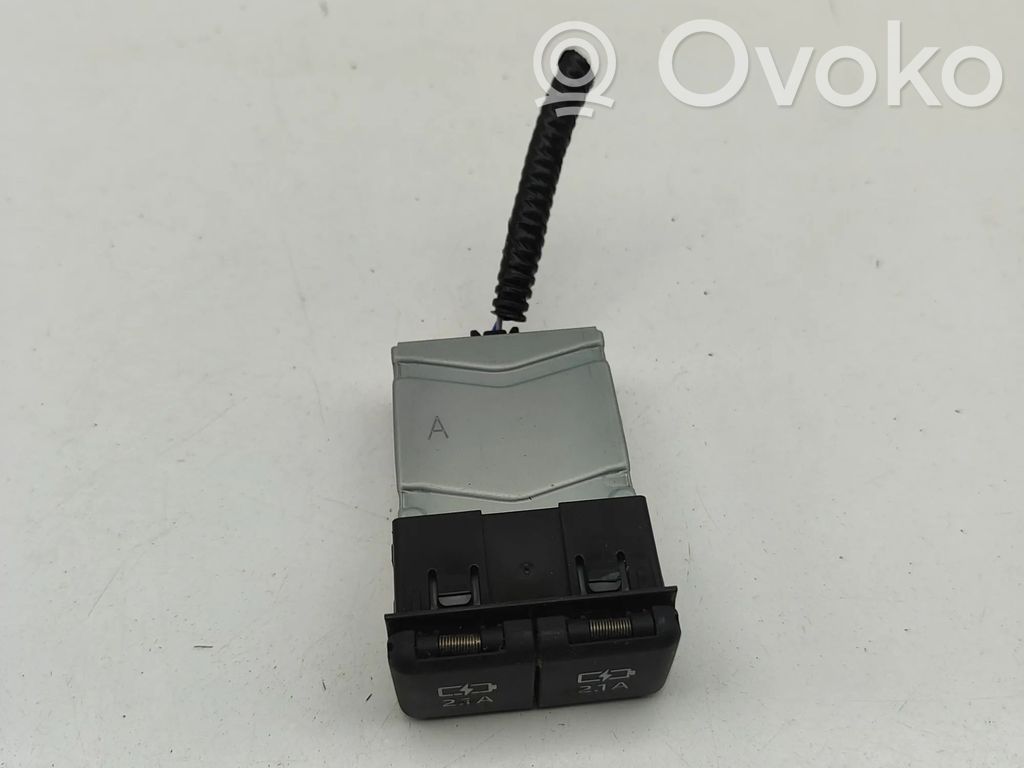 Toyota RAV 4 (XA50) Enchufe conector USB 