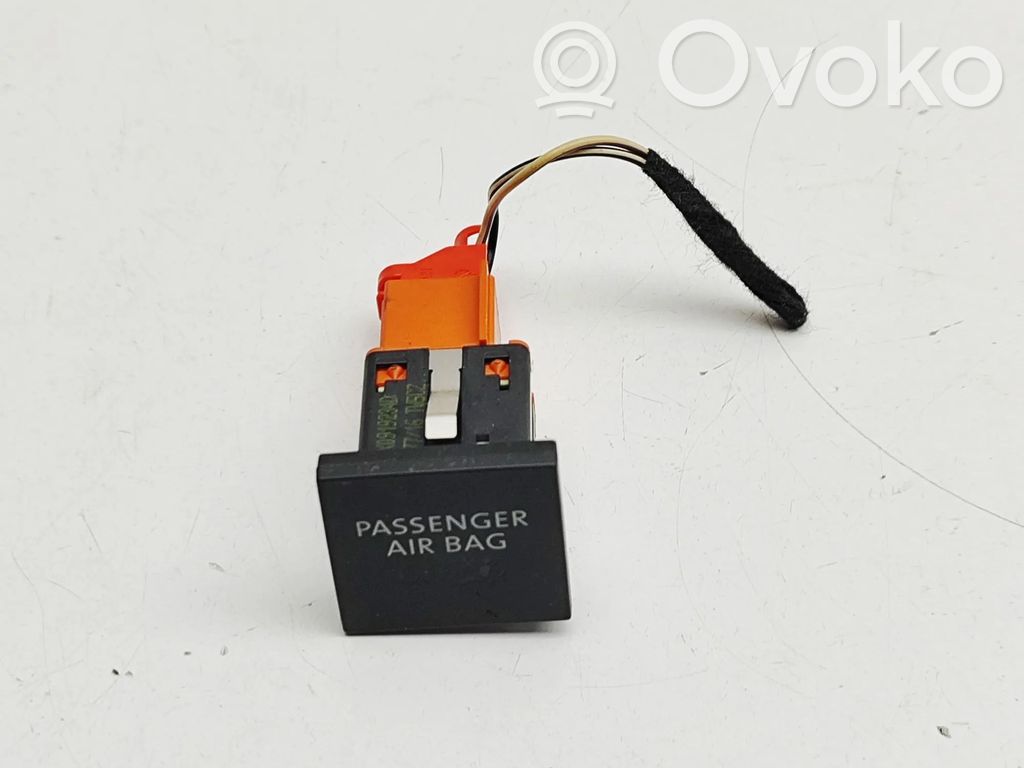 Volkswagen Caddy Passenger airbag on/off switch 