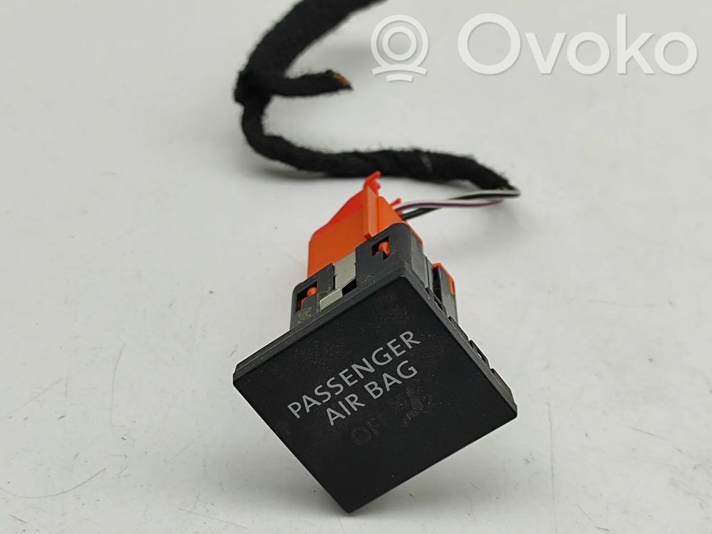 Volkswagen Caddy Passenger airbag on/off switch 