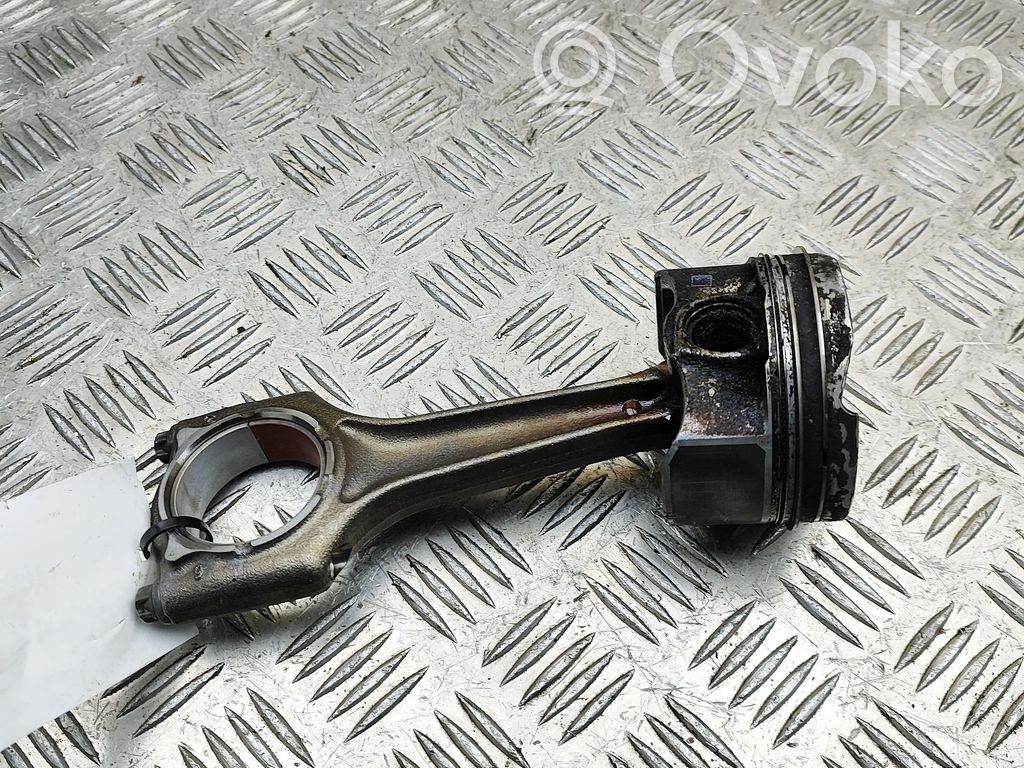 BMW 2 F45 Tłok 
