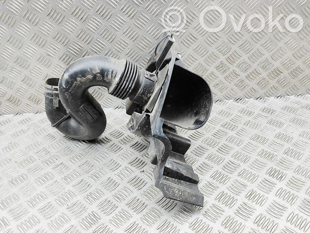Opel Vivaro Parte del condotto di aspirazione dell'aria 