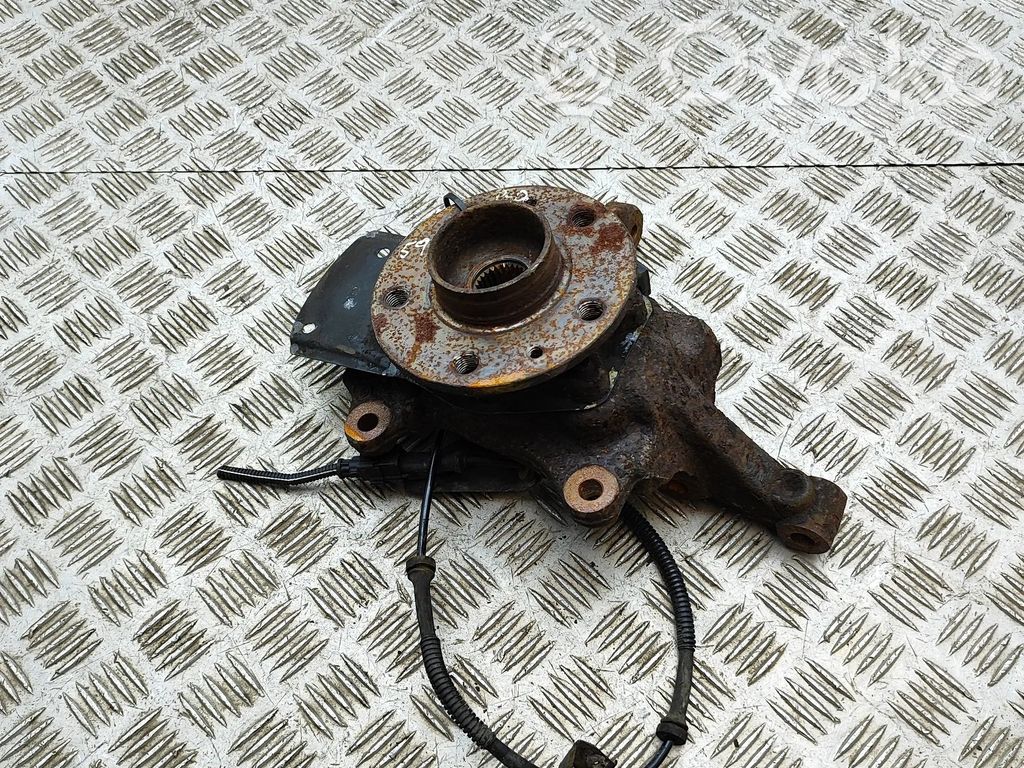 Opel Vivaro Piasta koła przedniego 