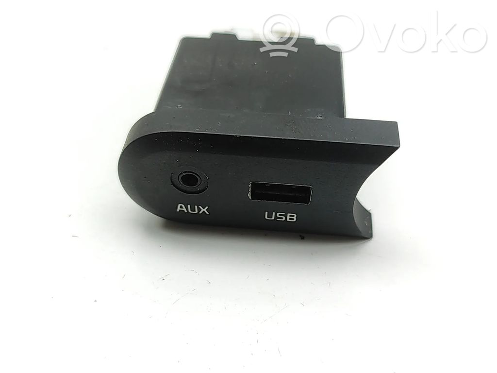 KIA Ceed Enchufe conector entrada auxiliar 