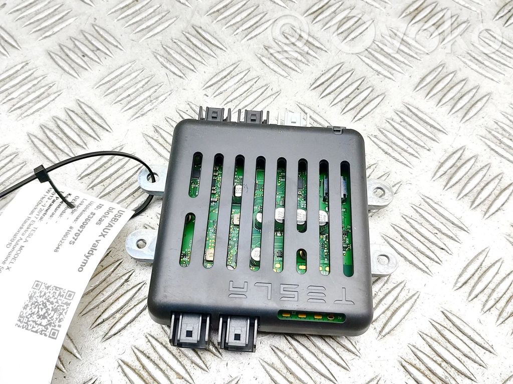 Tesla Model X Steuergerät USB 