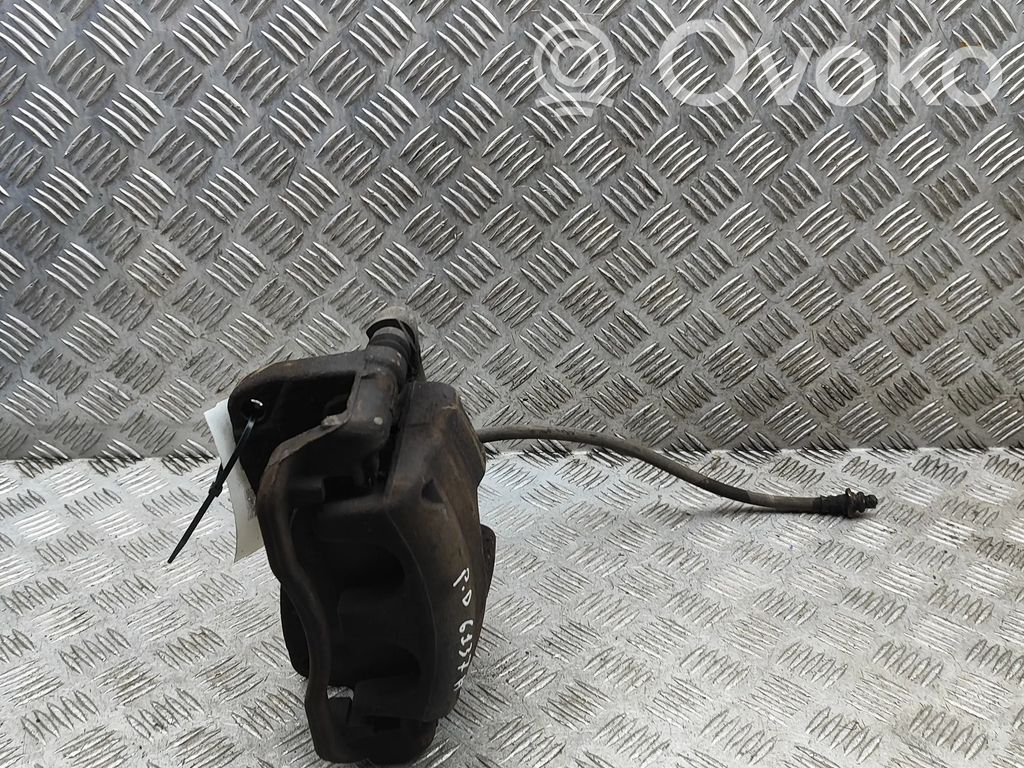 Zacisk hamulcowy przedni   D10015XA1A