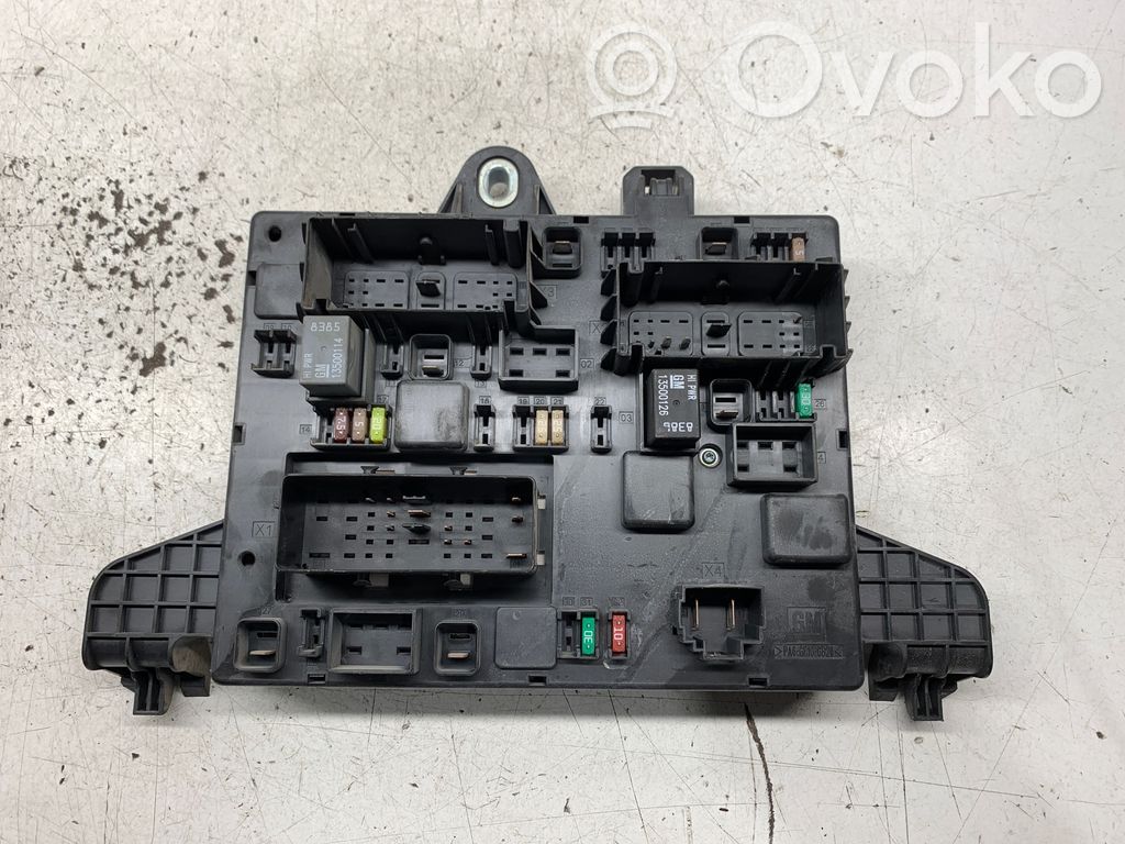 Opel Astra J Sicherungskasten 